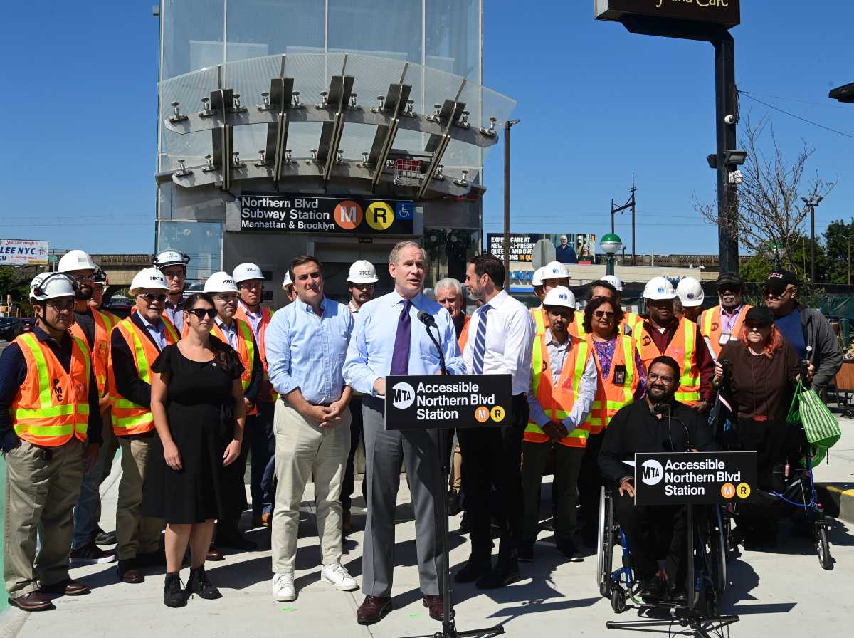 MTA Chair and CEO Janno Lieber welcomed Woodsiders to the new elevators at the Northern Boulevard subway station.