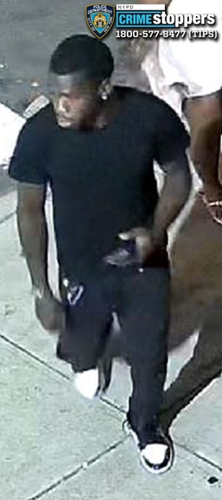 Cops are looking for the suspect who allegedly stabbed a man he was arguing with in front of a South Richmond Hill cocktail lounge on Sept. 14.