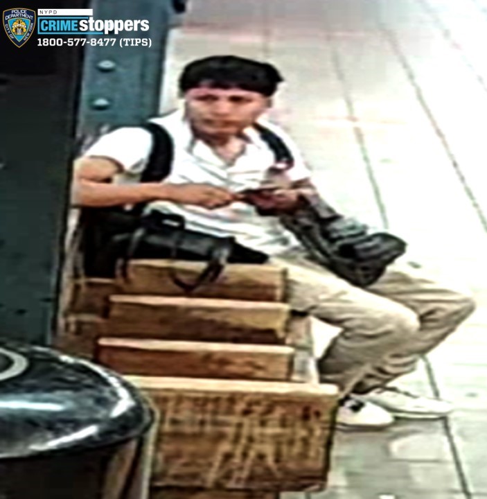 Cops are looking for the suspect who allegedly ran off with a woman's handbag that she left on a bench inside the Myrtle-Wyckoff Avenue subway station.