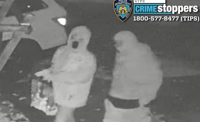 Cops are looking for these suspects who allegedly torched parked vehicles in Jamaica on Thursday, Sept. 18.