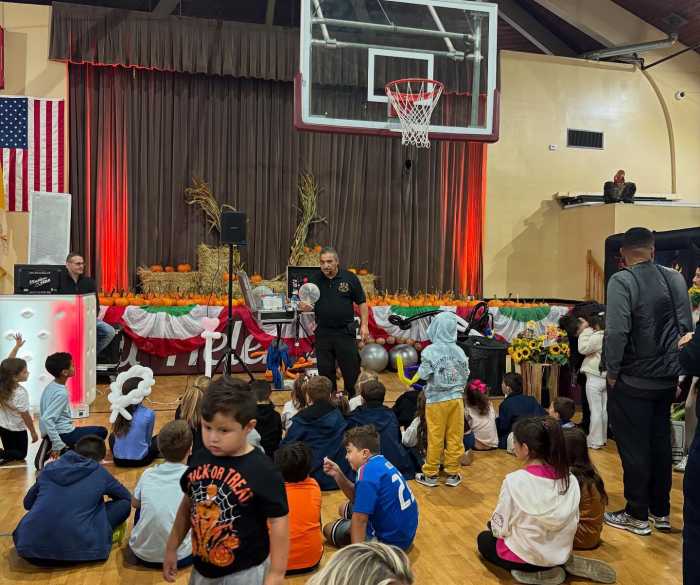 Nick the Ballonatic performs at the annual Columbus Day Italian Festival in Howard Beach. Image via office of Council Member Joann Ariola
