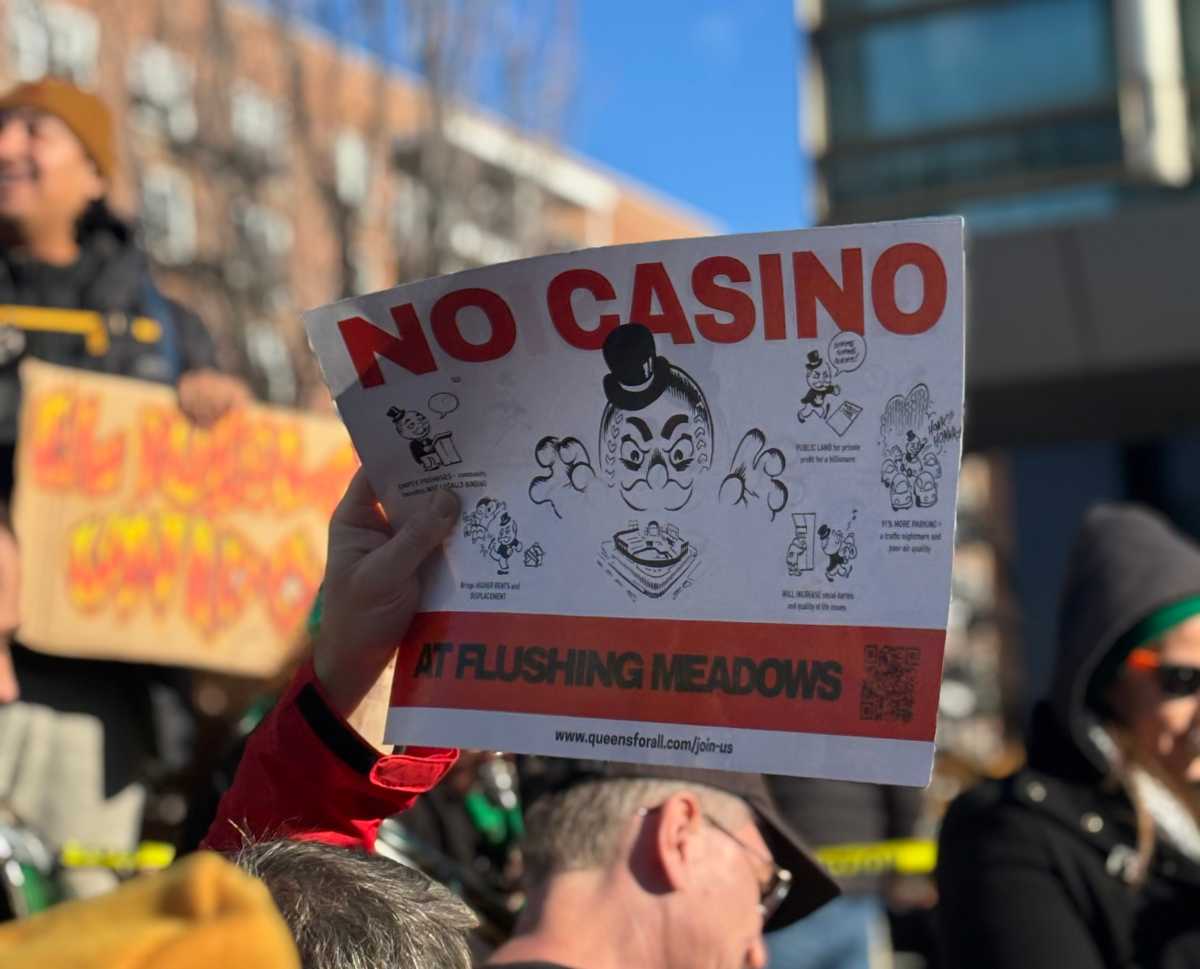 Anti-casino rally in Flushing draws hundreds in protest of casino developer, Gov. Hochul and Sen. Liu - QNS