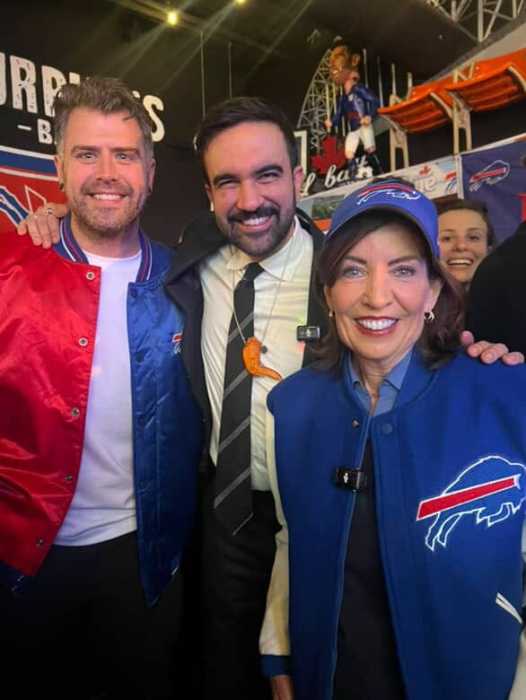 Hochul and Mamdani pose with Rory Murphy. Photo by Rory Murphy.