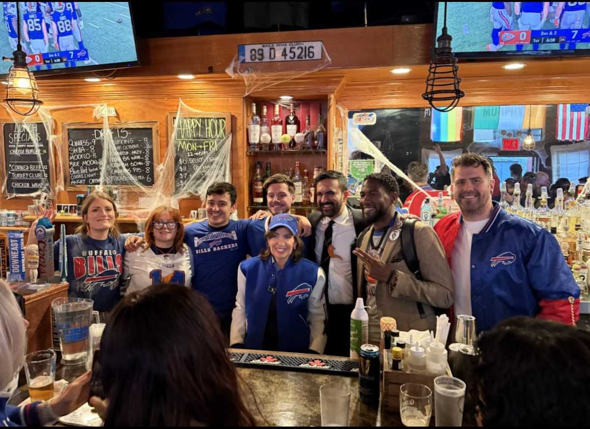 Gov. Kathy Hochul, Democratic mayoral nominee Zohran Mamdani, Public Advocate Jumaane Williams and City Comptroller candidate Mark Levine pose for photographs with staff at Murphy's in Astoria. Photo via Rory Murphy.