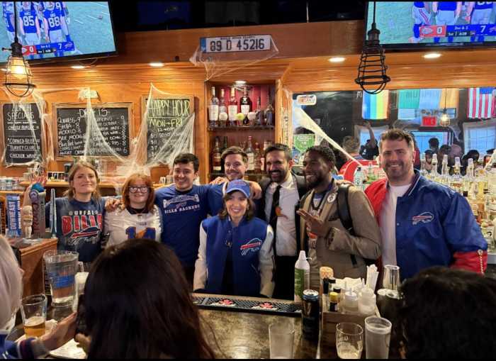 Gov. Kathy Hochul, Democratic mayoral nominee Zohran Mamdani, Public Advocate Jumaane Williams and City Comptroller candidate Mark Levine pose for photographs with staff at Murphy's in Astoria. Photo via Rory Murphy.