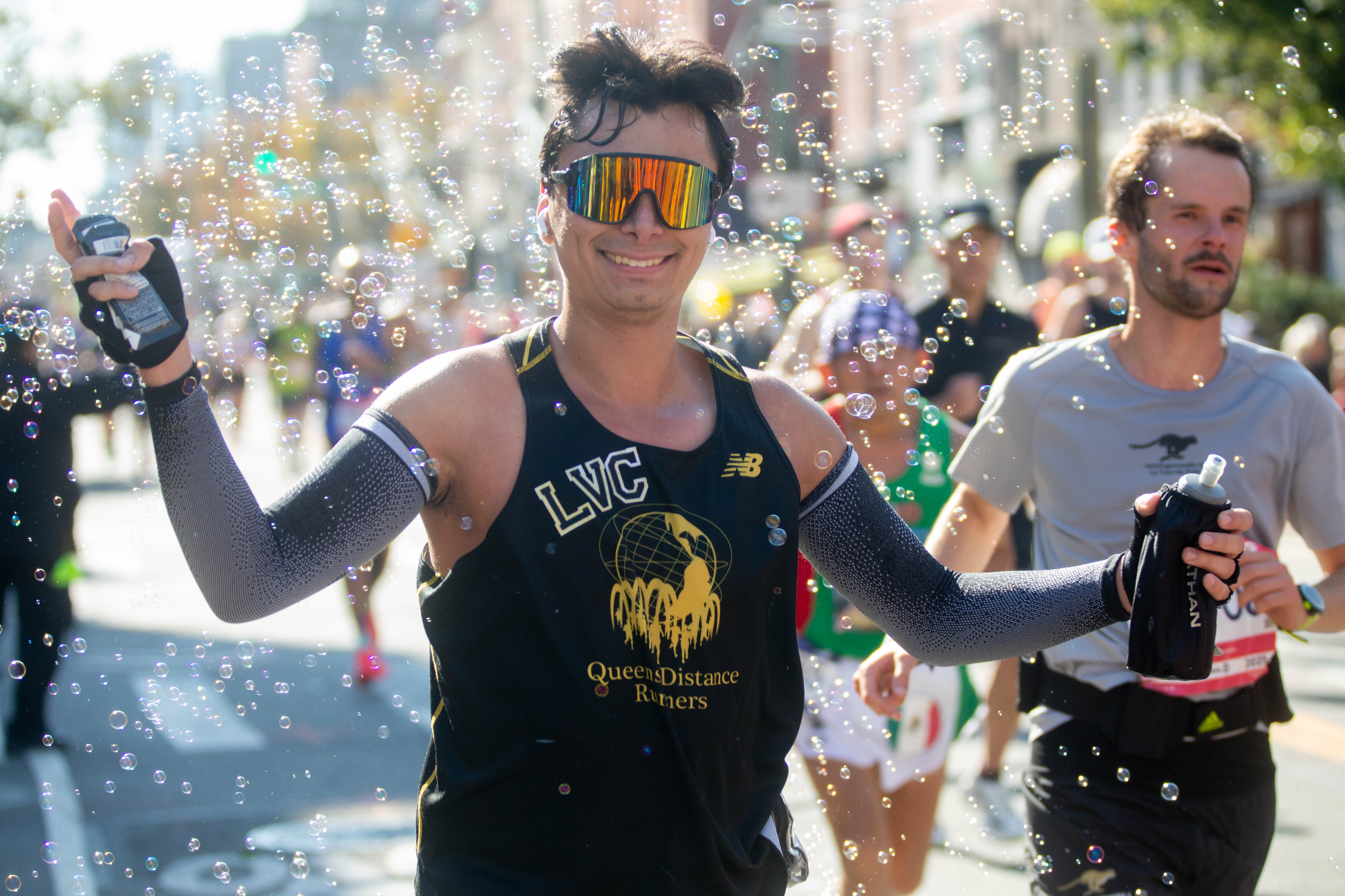 Louis V. Cerna running past Mile 13.5 at Vernon Boulevard in Long Island City.