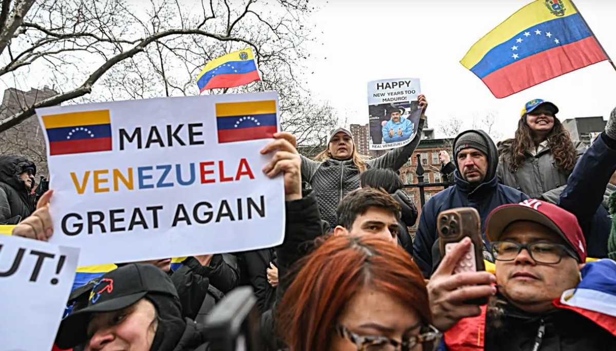 Venezuelans gather outside federal court in Manhattan on Monday during the arraignment of Venezuelan President Nicolás Maduro. Photo by Dean Moses.