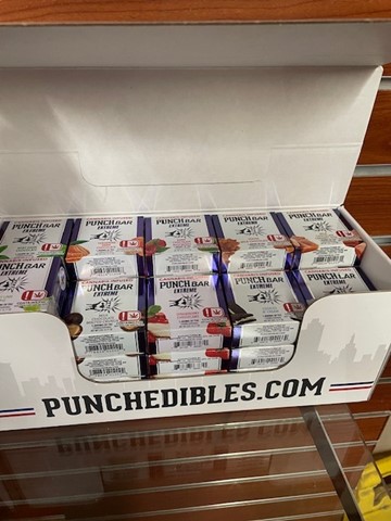 Investigators from New York's Office of Cannabis Management shut down an illegal smoke shop on Parson Boulevard in Flushing.