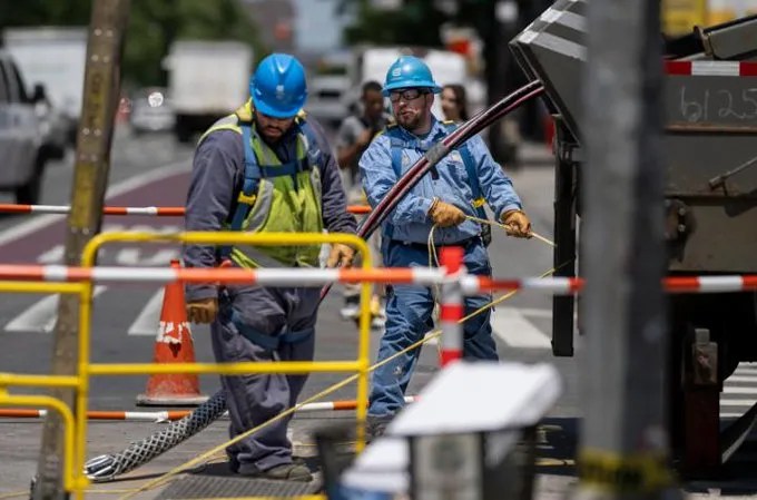 Con Edison repair crews worked through the early morning hours to restore power to more than 5,000 customers in Middle Village and Maspeth.
