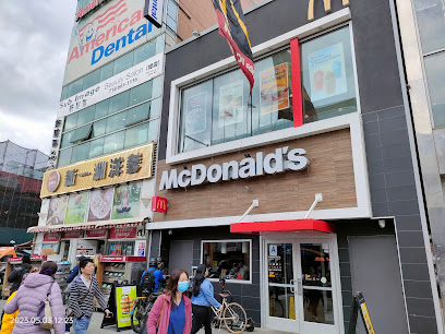 The four suspects approached the victim in the McDonald's restaurant on main Street and allegedly asked about the bandana he was wearing and which gang he belonged to before they attacked him. 