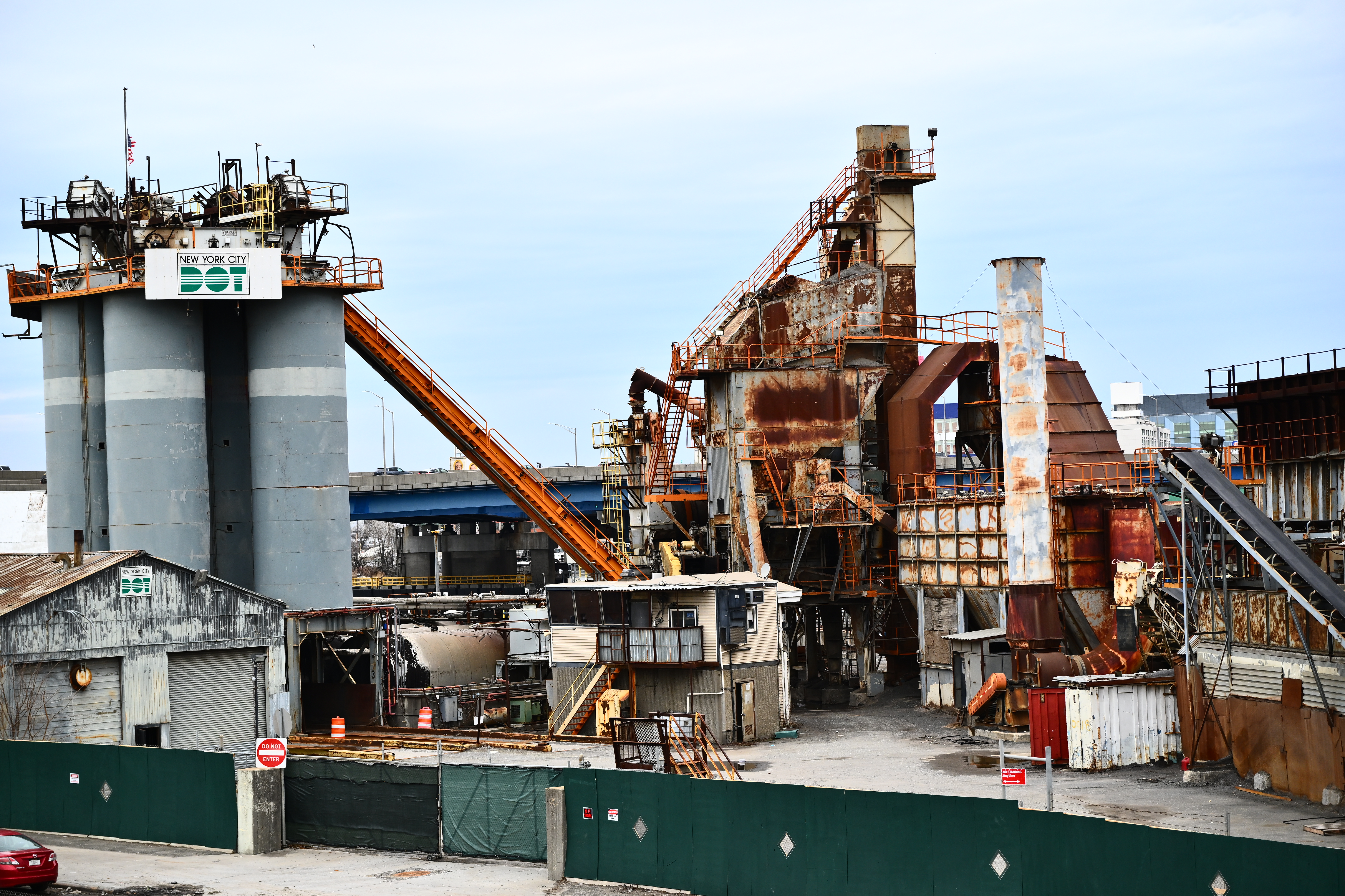 The currently shuttered Harper Street Asphalt Plant at 131-21 Northern Blvd. Photo by Ramy Mahmoud.