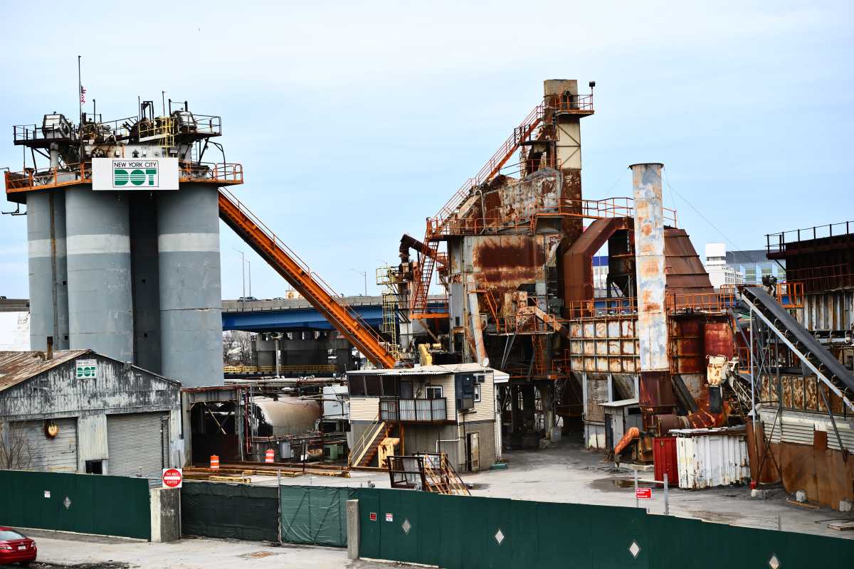 The currently shuttered Harper Street Asphalt Plant at 131-21 Northern Blvd. Photo by Ramy Mahmoud.