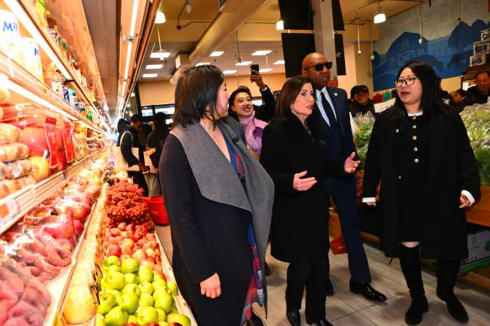 Hochul tours US Supermarket 1. Photo by Ramy Mahmoud.